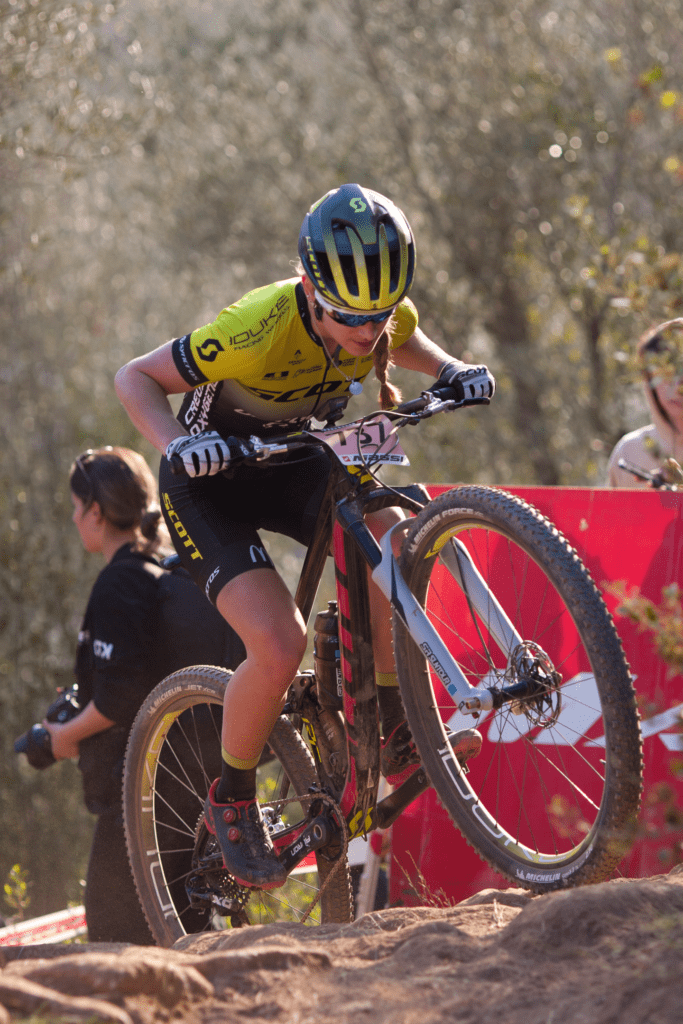 Ciclista profissional equipado com capacete, luvas e óculos. Foto de lostflood, em formulário PxHere