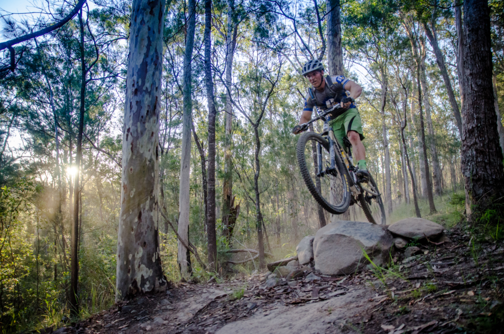 Ciclista se preparando para salto em MTB. Foto de Mal Schulstad, Flickr.