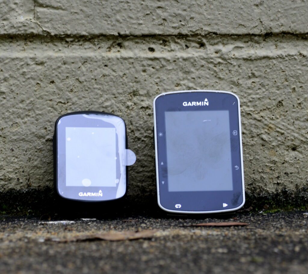 Tamanho do Garmin Edge 130, à esquerda, comparado ao Garmin Edge 520, à direita. Imagem de Glory Cycles, Flickr.