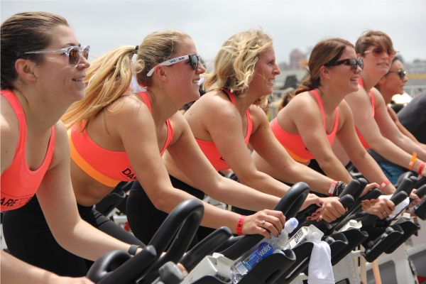 Mulheres na bicicleta spinning - Fonte: Pixabay