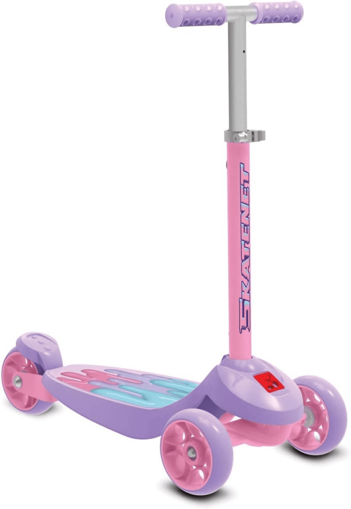 Imagem mostrando o Patinete Skatenet Plus Slime, visto de lado. O patinete possui guidão prateado, manoplas e deck lilás, estrutura e rodas cor de rosa claro, e uma estampa divertida de tinta escorrendo no deck, nas cores verde água, lilás e rosa. O fundo é branco. Imagem: Amazon.