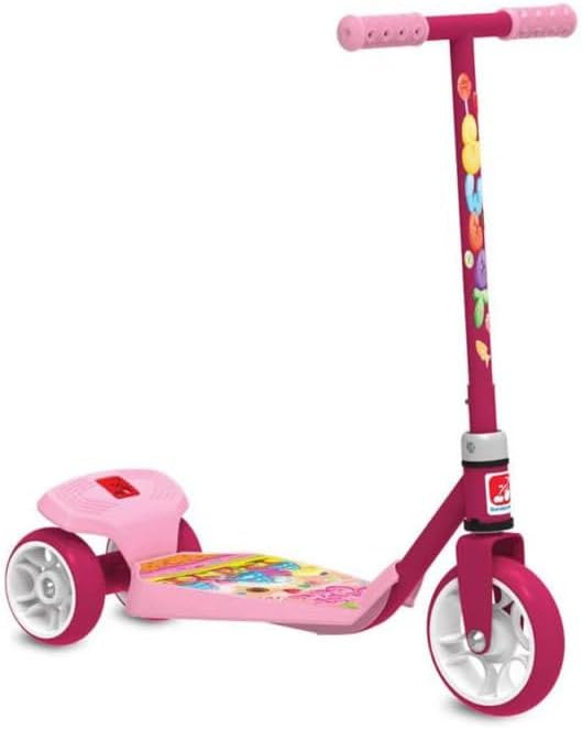 Imagem mostrando o Patinete Sweet Game, visto de lado, possui guidão e estrutura cor de rosa escuro, manoplas rosa claro, deck rosa claro com estampa de floresta multicolorida divertida escrito “sweet game”, com rodas rosa claro na parte externa e brancas na parte interna. O fundo é branco. Imagem: Amazon.