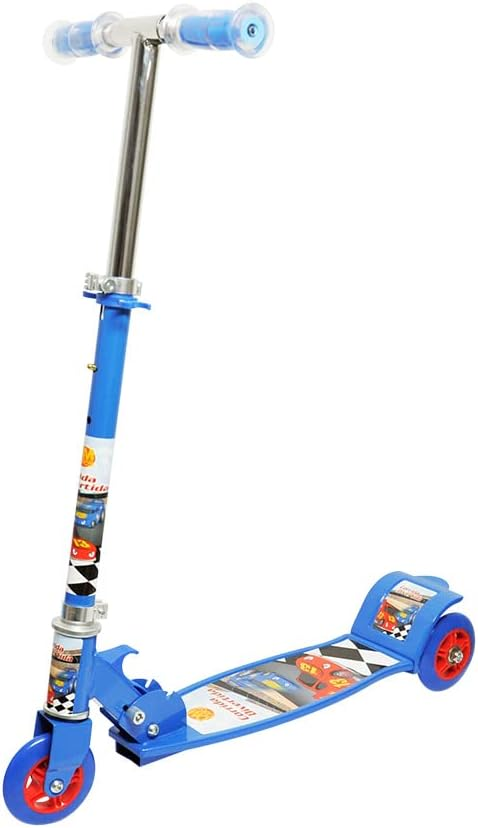 Imagem mostrando o Patinete Radical Top DM Toys Azul, que é visto parcialmente de lado, com estrutura na cor azul, incluindo o guidão, rodas vermelhas e azuis, com estampa de carinhos de corrida no deck e na estrutura do patinete. O fundo é branco. Imagem: Amazon.